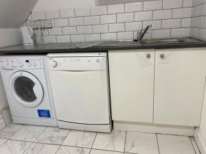 Spacious double bedroom with private bathroom in London Canary Wharf for short stay or long let near O2 and Excel Exhibition centre and easy to reach fromairports in around London