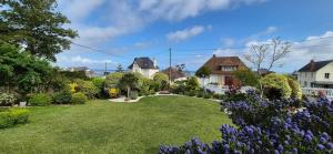 Maisons de vacances Maison de charme a Grandcamp-Maisy avec vue sur la mer. : photos des chambres