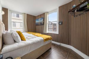 Lively Soho Studios and 2 Bedroom In the Heart of Londons Nightlife No Lift GSG