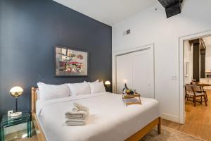 The Saddlery - Headliner - Walk to Broadway