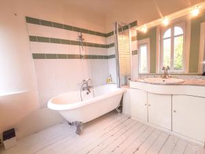 Maisons de vacances Les Trois Moulins - 10min de Pont L-Eveque - 6 personnes : photos des chambres