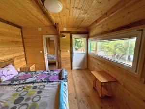 Kъщичка в полите на планина Витоша с коне и животни