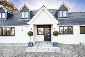 NEW! Stunning & Huge 5BR with Parking & Garden - Perfect for Families & Groups! Excellent Location