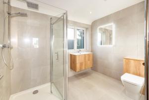 NEW! Stunning & Huge 5BR with Parking & Garden - Perfect for Families & Groups! Excellent Location