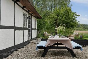 Find Peace In Charming Home Close To Nature