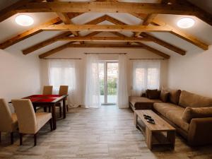 Sea View Apartment with Terrace 7 Min to Beach Free Parking