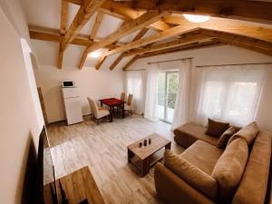 Sea View Apartment with Terrace 7 Min to Beach Free Parking