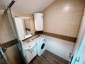 Sea View Apartment with Terrace 7 Min to Beach Free Parking