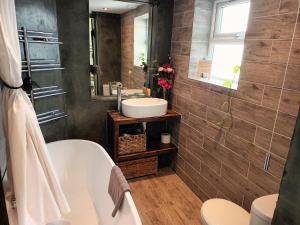 Room with luxury private bathroom and independent entrance near Tube