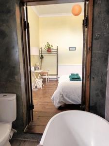 Room with luxury private bathroom and independent entrance near Tube