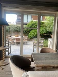 Gezellige zonnige, goed gelegen appartement met tuin