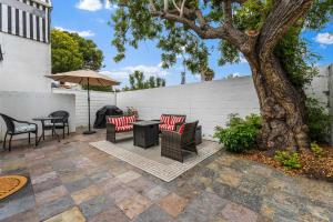 La Jolla Beach Retreat Casita Dog-friendly home, enclosed yard, firepit, fast WiFi, close to beach