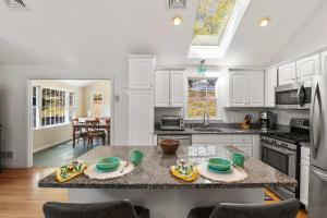 Short Walk to Swan Pond Hot Tub