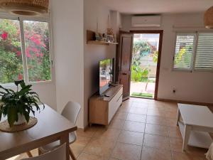 Casa jardín del relax y piscina tropical