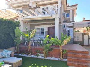 Casa jardín del relax y piscina tropical