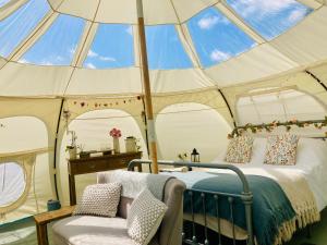 Luxury Stargazing Glamping - Seren Hardd with Hot Tub