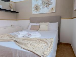 Pambnb - Bright Family Flat with Pools & Large Outdoor Space