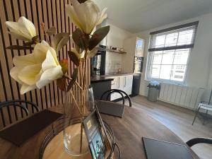 The Hideaway - 2-Bedroom Apartment with outdoor terrace & free parking