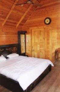 woodsy treehouse stay