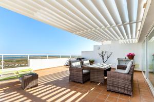 Seagull House - Ocean View Retreat with Pool - 3hvězdičkové hotely ve městě Fuzeta