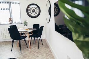 Hen & Chickens Luxury Apartments, Free Parking, By DerBnB