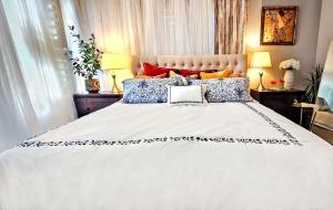 Art Downtown Fulton Market Entire 3 bedroom Home Sleep10 Private Garage Roof EV Tesla