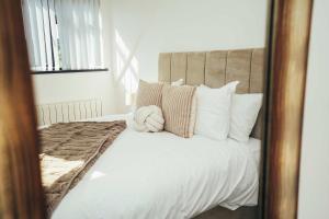 Hen & Chickens Luxury Apartments, Free Parking, By DerBnB