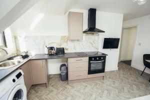 Hen & Chickens Luxury Apartments, Free Parking, By DerBnB