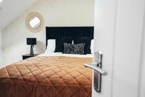 Hen & Chickens Luxury Apartments, Free Parking, By DerBnB