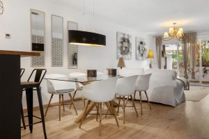 Beautiful Apartment with pool & parking