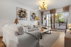 Beautiful Apartment with pool & parking