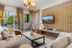 Beautiful Apartment with pool & parking