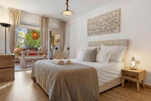 Beautiful Apartment with pool & parking
