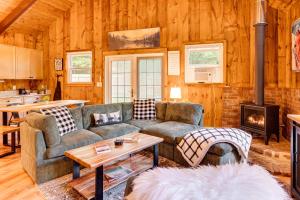 2 Mi to Conway Cozy Cabin with Grill and Yard!