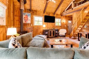 2 Mi to Conway Cozy Cabin with Grill and Yard!