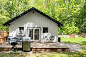 2 Mi to Conway Cozy Cabin with Grill and Yard!
