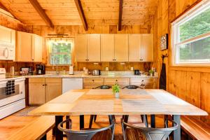 2 Mi to Conway Cozy Cabin with Grill and Yard!