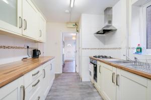 High Wycombe 4 Bedroom House Sleeps 8 Parking - By Roost Accommodation
