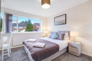High Wycombe 4 Bedroom House Sleeps 8 Parking - By Roost Accommodation