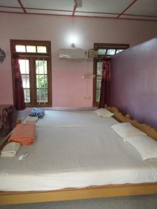 Johnsons Homestay With Pool & Ecohouseboat Near Town Beach