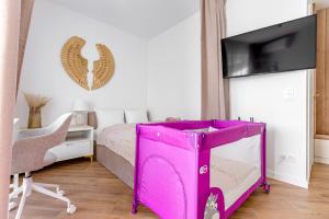 Golden Wings Warszawa by Aparo -- Cicha Okolica, Nowy Apartament, Taras, Łóżeczko dla dziecka, Nowoczesne Bemowo