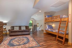 Villa Tavia by Stony Brook Cabins