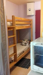 Appt au lioran à Laveissiere, 6pers, 1 chambre, lits superposés et canapé