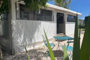 Charming mobile home with pool in Hyères