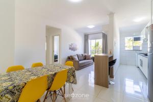 Apto c Churrasq. 2Qtos a 900m da Praia ROB203