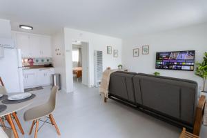 King Suite - 2min Walk to Beach Close to Downtown!