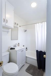 King Suite - 2min Walk to Beach Close to Downtown!