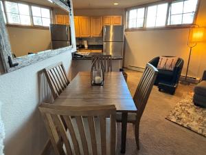 Ski in Ski out Resort Breckenridge 1BR 2Beds Parking, Resort Shuttle & Amenities