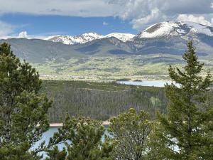 Ski in Ski out Resort Breckenridge 1BR 2Beds Parking, Resort Shuttle & Amenities
