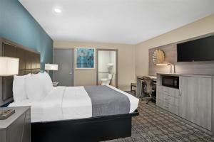 Queen Room with Roll-In Shower - Disability Access room in Best Western Big Country Inn